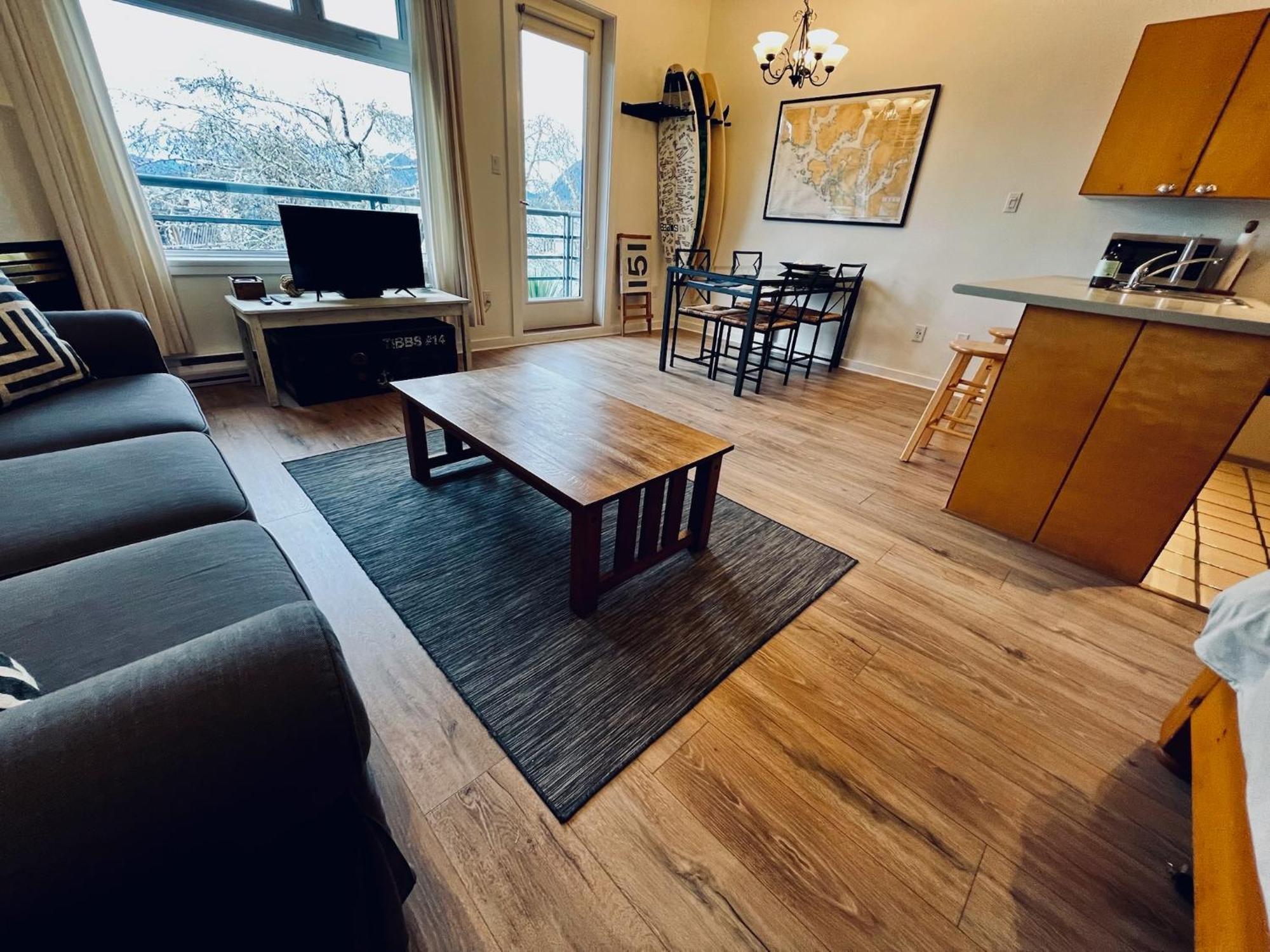 Island Village Properties At Fred Tibbs Tofino Bilik gambar