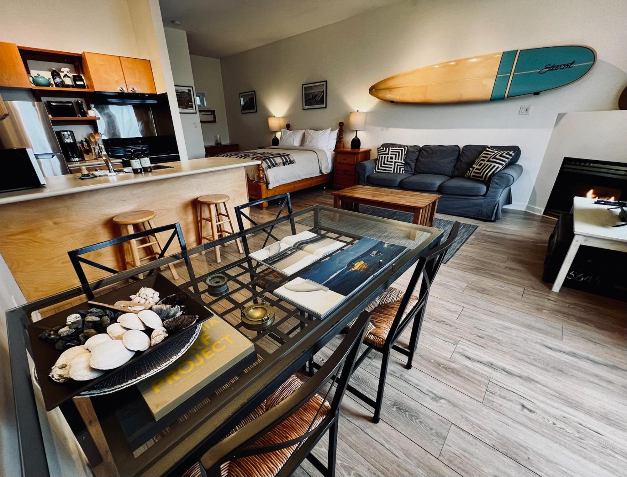 Island Village Properties At Fred Tibbs Tofino Bilik gambar