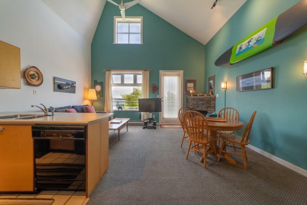 Island Village Properties At Fred Tibbs Tofino Bilik gambar